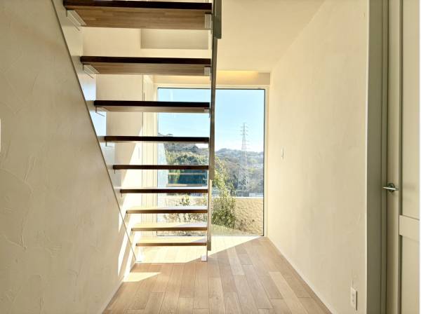 玄関開けたらスケルトン階段と抜け感のある眺望！