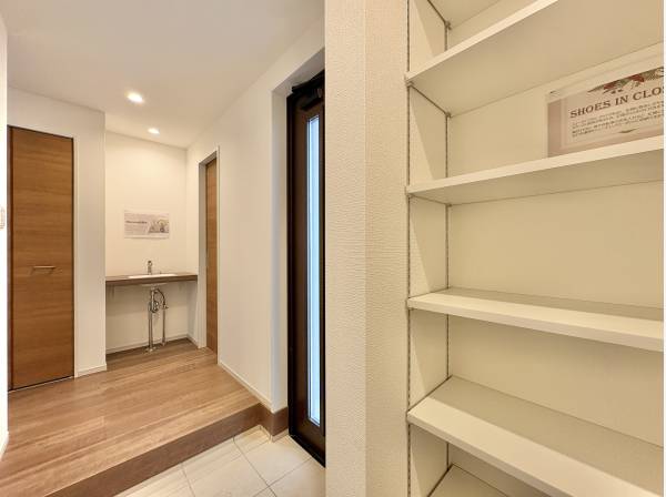 玄関にはSICと、もう一つの洗面台を完備