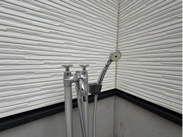 玄関前には外シャワー付き