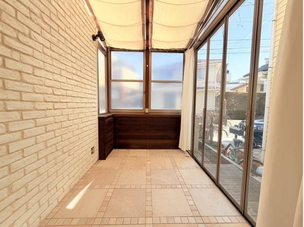 LDKからは可愛らしいサンルームへ