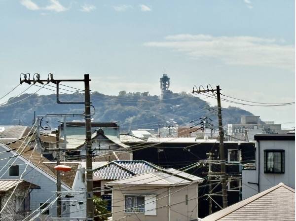 ルーフバルコニーからは江の島が見えますよ。