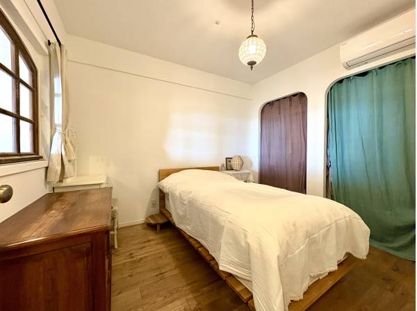 可愛らしい室内窓が空間を彩ります。洋室は全3部屋の3LDk