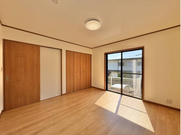 とても明るい10帖の居室です