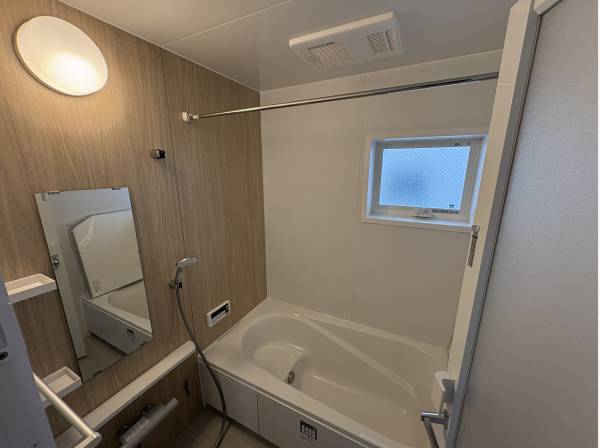 お風呂には浴室乾燥機が付いております。