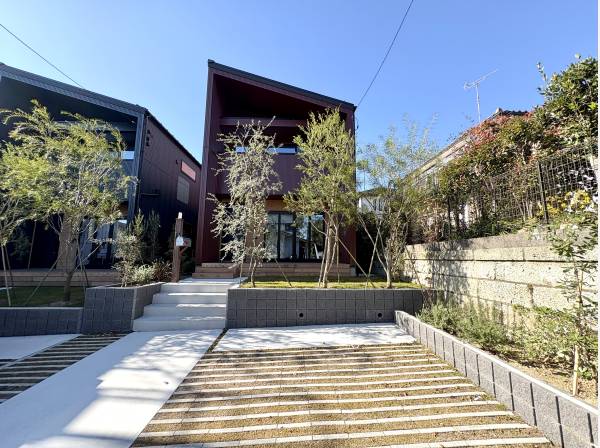 素材の個性が引き立つ伸びやかなファサード