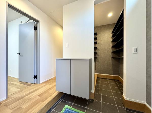 シューズクロークを完備した玄関ホール