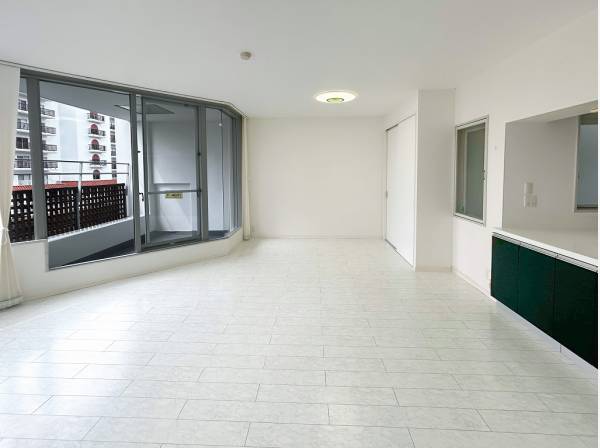 このまっさらな広々空間を自分色に染めてください