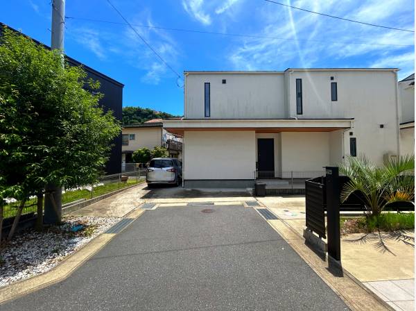 令和２年３月築の物件です。