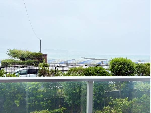 バルコニーからは海を望めます☆