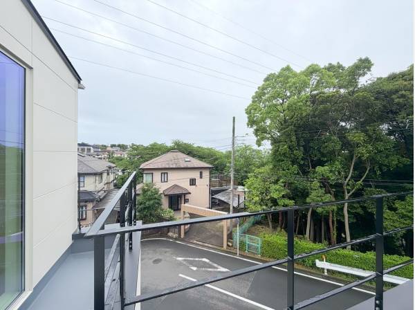 抜け感のあるL字型の広々バルコニー