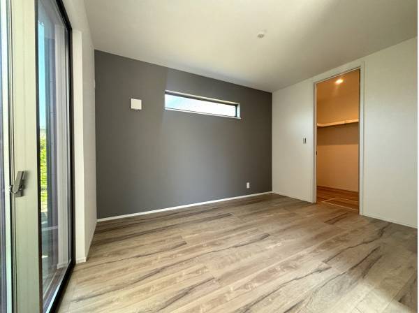 洋室は約7帖、納戸は約5.3帖が2部屋ございます。
