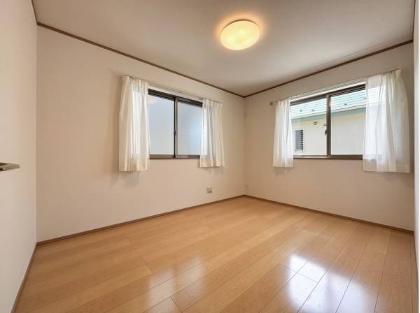 爽やかな風が通り抜ける二面採光の南東角部屋