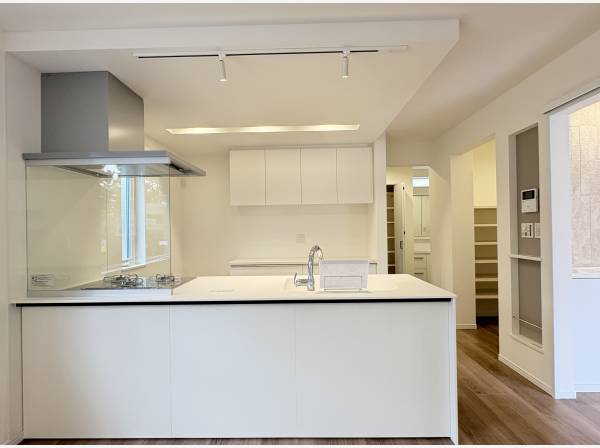 白を基調とした清潔感のあるキッチン