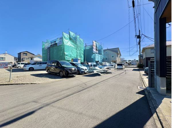 前面道路は余裕のある6ｍです。