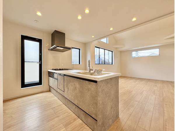 対面キッチンはリビングを見渡すことができます