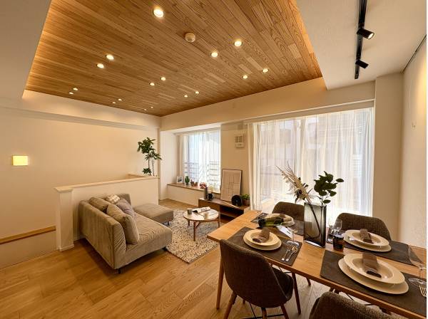 大きな窓から柔らかな光が満ちる開放的なリビング