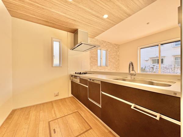 リビング側をすべて見渡せるキッチン。