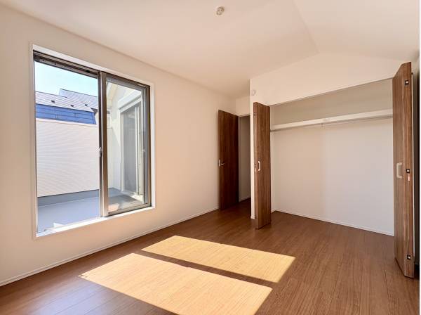 明るく暖かい2階洋室