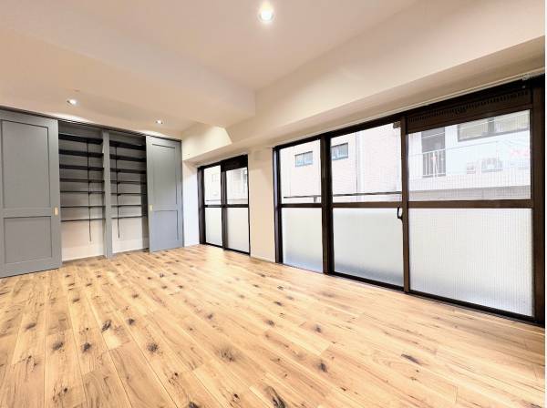 南西向きのバルコニーから暖かい日差しが入ります