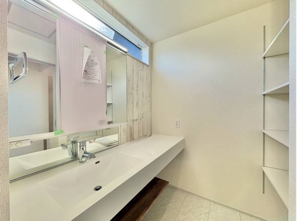 大きな洗面化粧台は、朝の忙しい時間でも落ち着いて支度ができます。