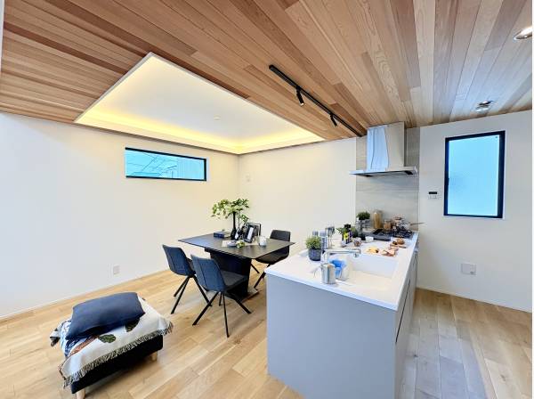 折り上げ天井にお洒落な照明