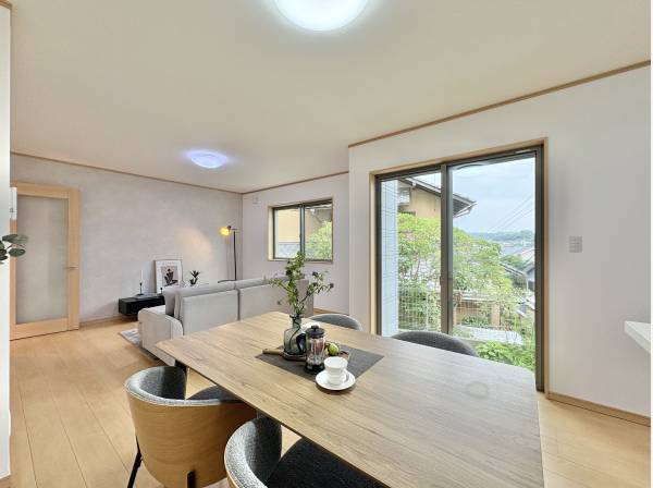 陽光と緑を身近に感じる、約18.25帖のLDK。