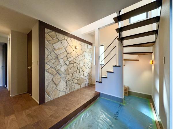 ストリップ階段が目を引く玄関ホール