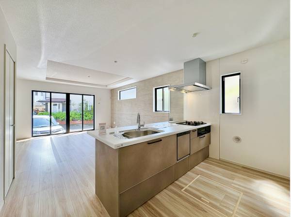 キッチンは対面式なのでリビング側を見渡すことが出来ます