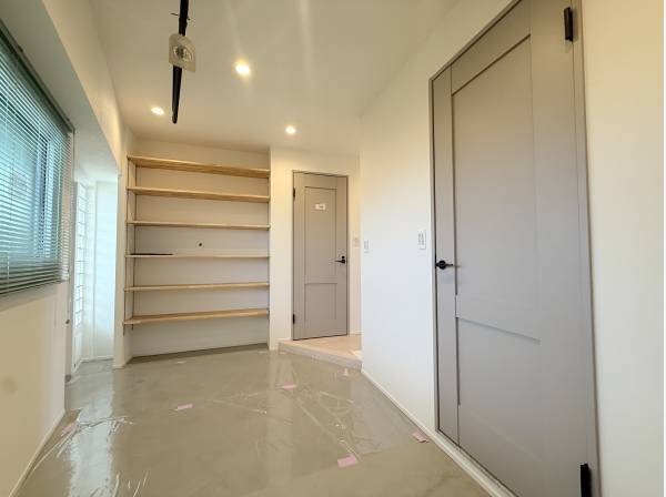 多目的な「土間」は、サーフボードのメンテナンスや趣味スペースに