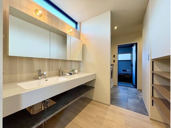 慌ただしい朝の身支度も特別な時間に変えてくれるホテルライクな洗面スペース