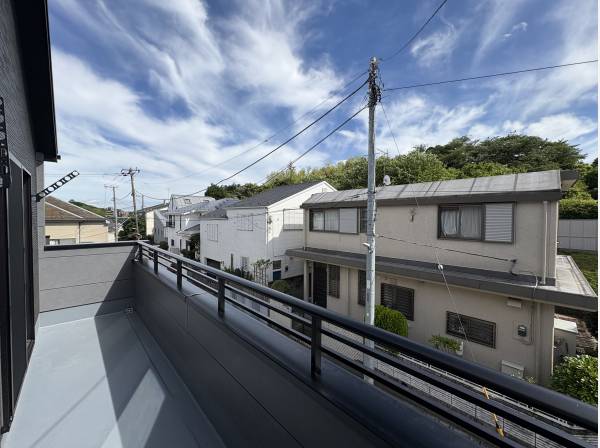 バルコニーは高台のため、風通し・陽当たり良好です！