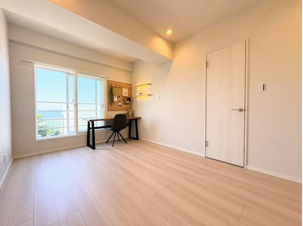 書斎で海を見ながら読書やお仕事もできます