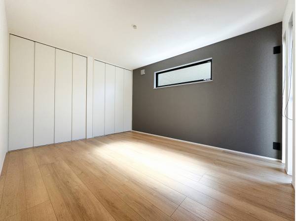 主寝室のダブルクローゼットは家族間のプライバシーも守ってくれます