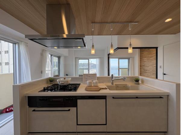 海を眺めながら料理できるキッチン