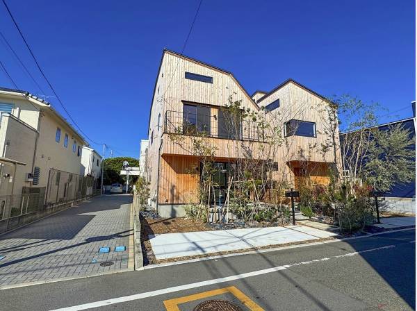 今回は2棟の販売でしたが、奥に見える棟はすでにご成約済み。