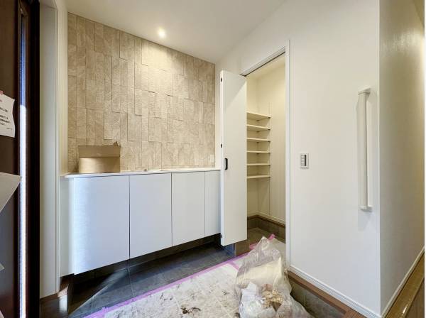 広々とした玄関ホール