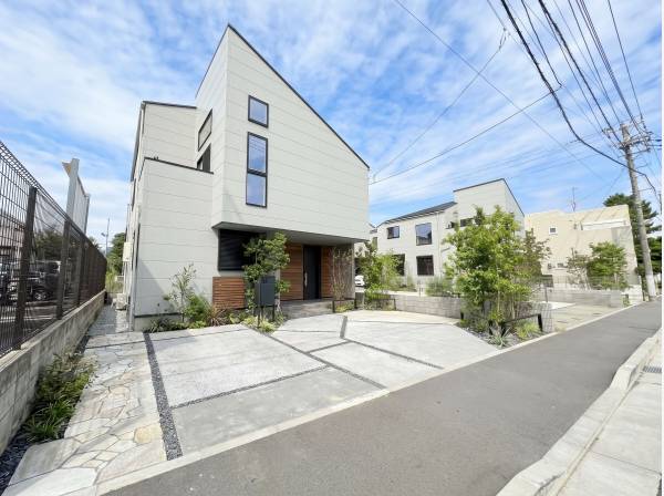 スタイリッシュな外観と広々としたカースペース