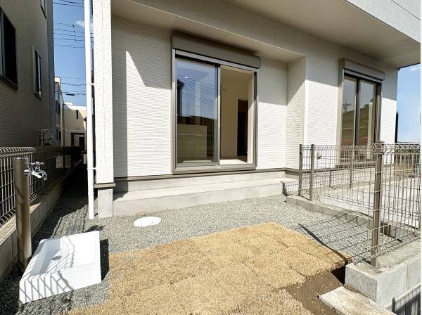 リビングからお庭へ繋がります。