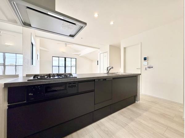 黒のスタイリッシュなキッチン