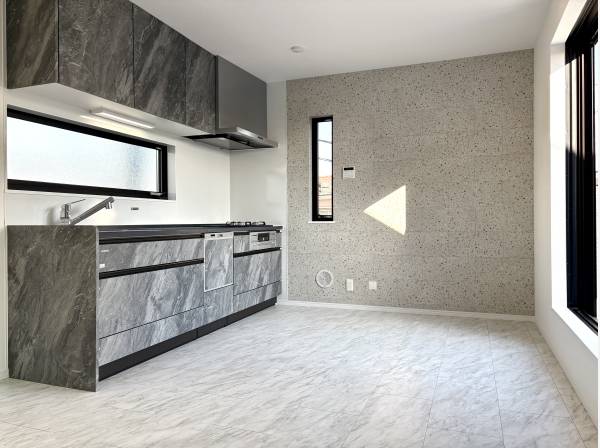 落ち着きある質感のキッチン空間