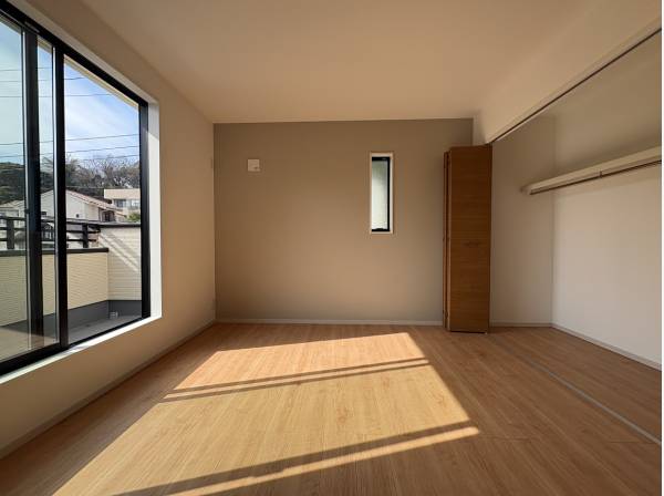 2階洋室はバルコニーから暖かい日が入ります