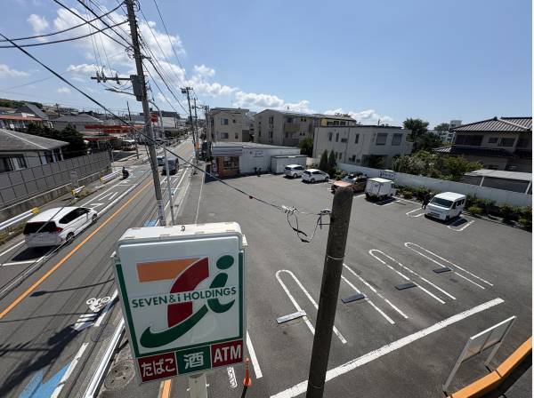 セブンイレブンまで徒歩4分　約270ｍ