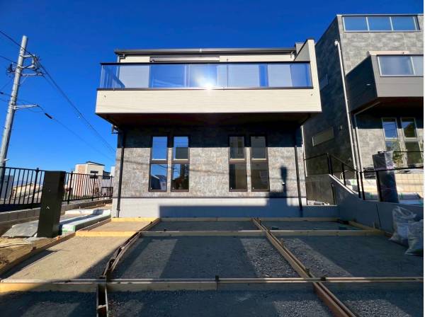 高台となっておりカースペースは嬉しい2台分！！