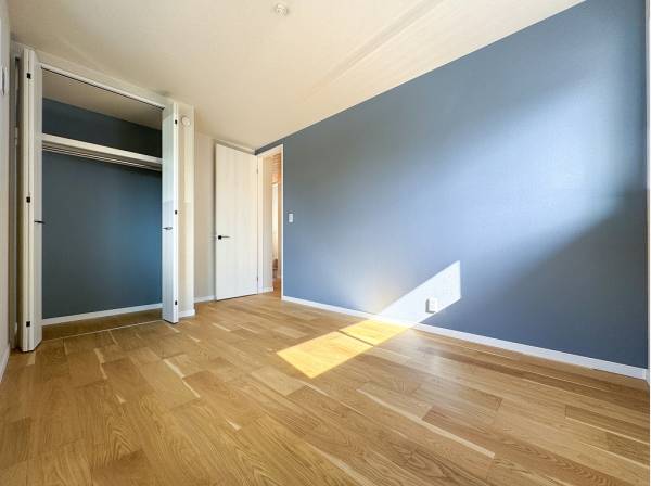 カラークロスの組み合わせがおしゃれな洋室