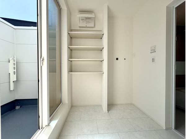 パウダールームです。バルコニー直結で洗濯物も完結です。