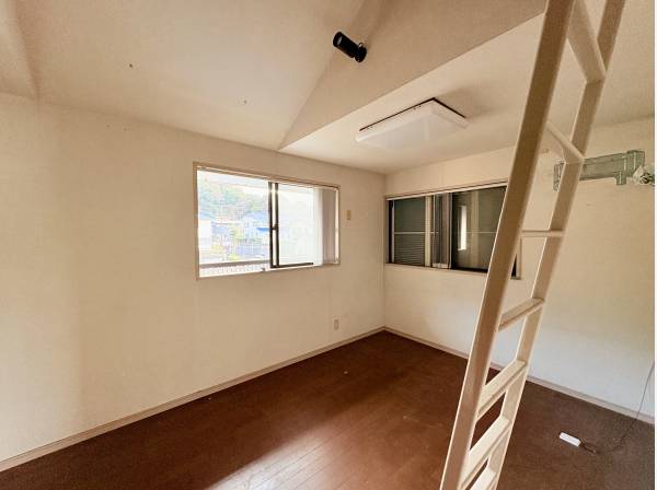 二階洋室６帖リフト付きです