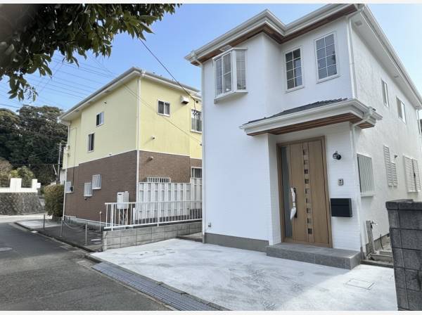 白い外観に、木の玄関。帰るたび気分が整う。