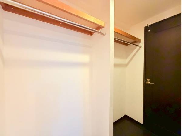 パウダールーム奥には大容量のWICがございます！