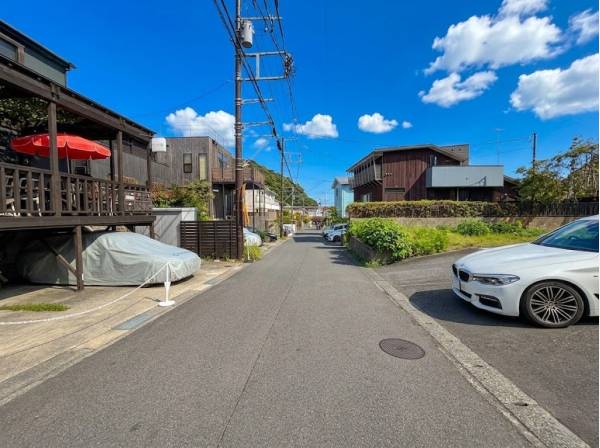 前面道路も広く、駐車もスムーズです
