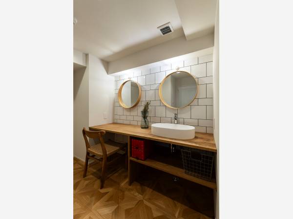 パウダールームは可愛らしいデザインに！ドレッサースペースも！